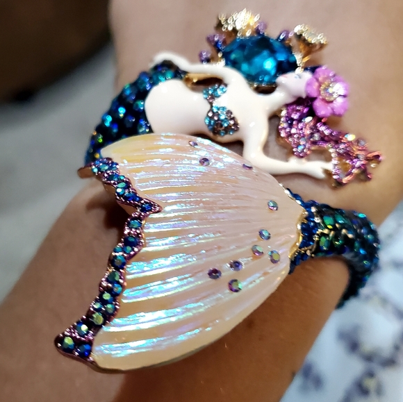 Nwt Betsey Johnson Beautiful mermaid Gold tone bracelet - Picture 5 of 16